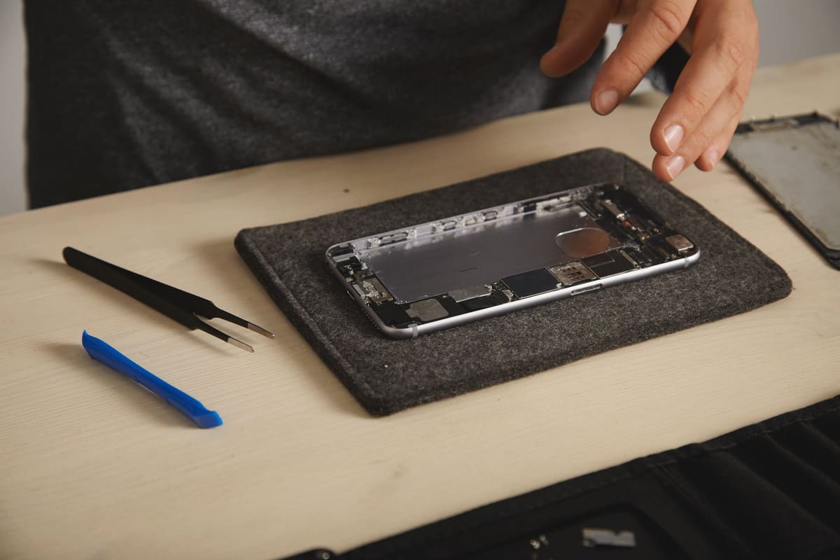 An opened smartphone with its battery removed, ready for a replacement